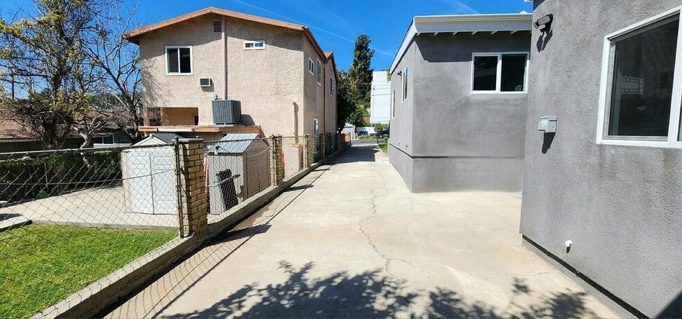 Building Photo - 2910 Lincoln Park Ave