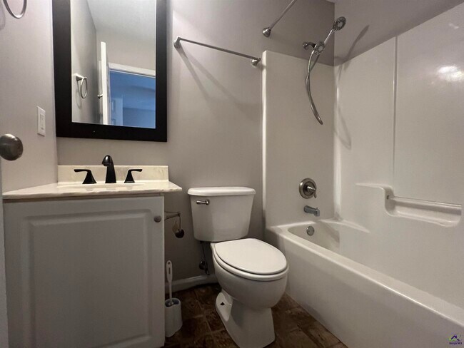 Building Photo - 226 Golden Eagle Dr