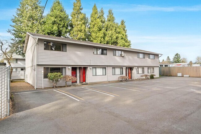 Building Photo - Clean, spacious 2-bdrm/1.5-bath unit in Milwaukie. Private patio, quiet location, designated parking
