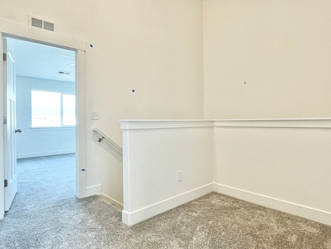 Building Photo - Bright & Beautiful Townhome in American Fork!