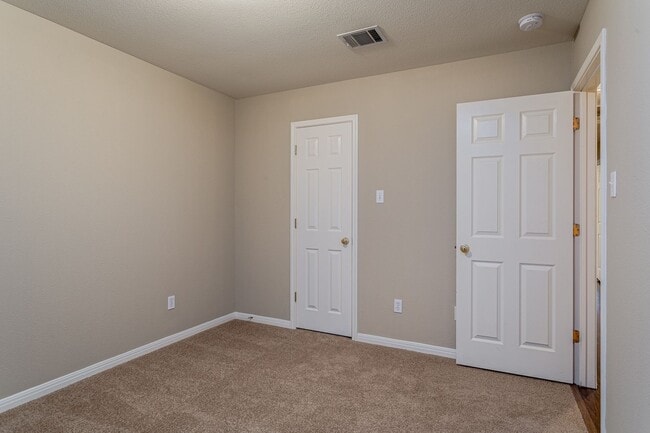 Building Photo - Charming 4-Bedroom, 2-Bath Home with Moder...