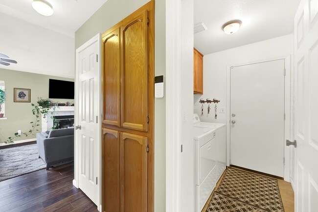 Building Photo - 209 White Oak Ln