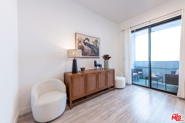 Building Photo - 839 Larrabee St