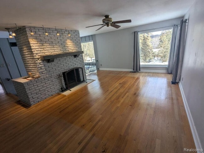 Building Photo - 5155 Greenview Dr