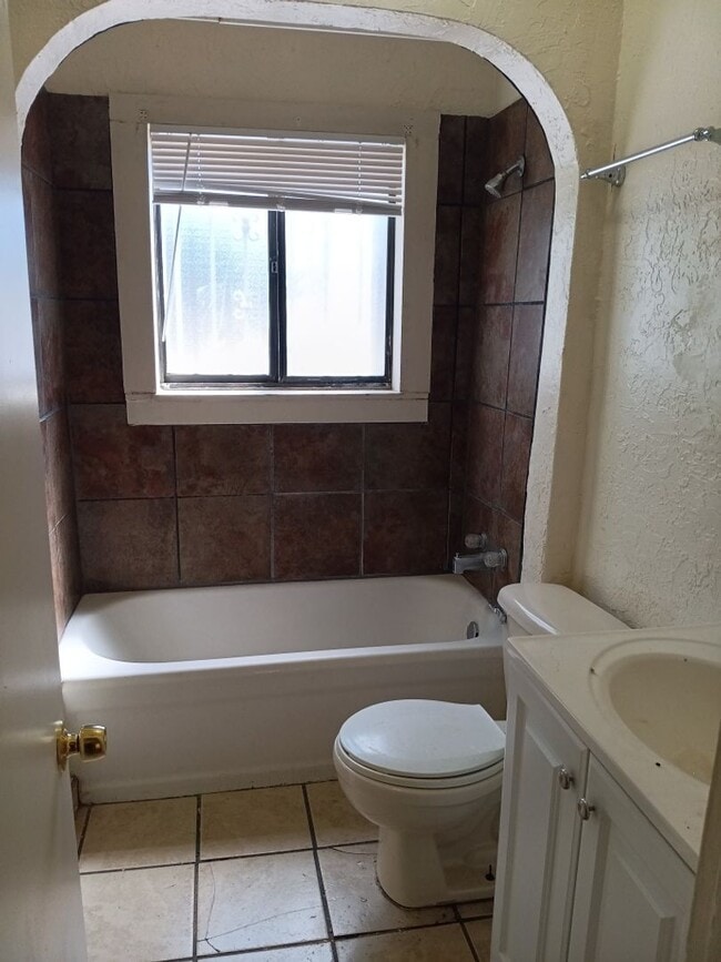 Building Photo - 2 bedroom, 1 bath Close to University!