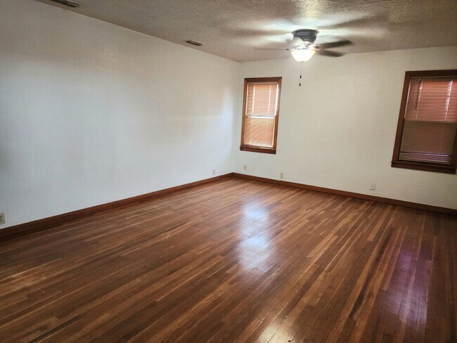 Building Photo - Country Living Home