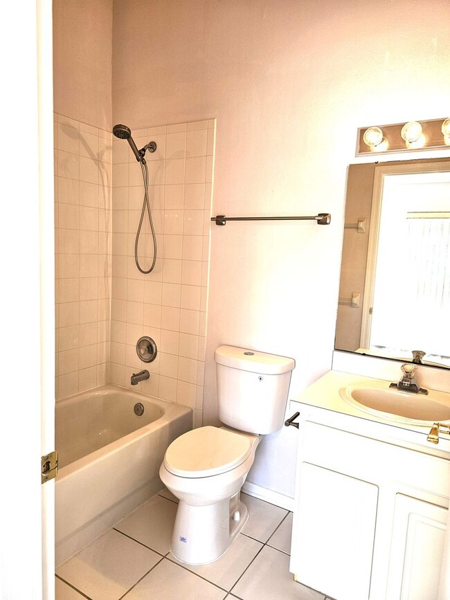 Building Photo - Regency Key Townhouse