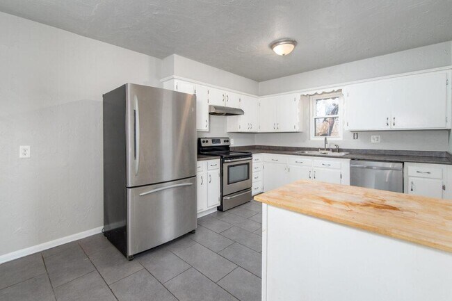 Building Photo - 2125 Andover Ct