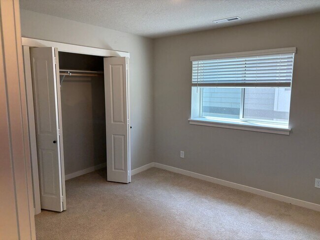 Building Photo - Home on Bend's Westside!