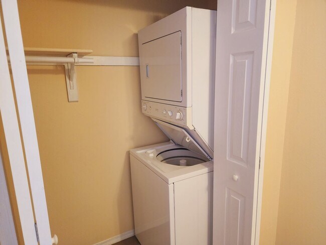 Building Photo - 147 Wellington St