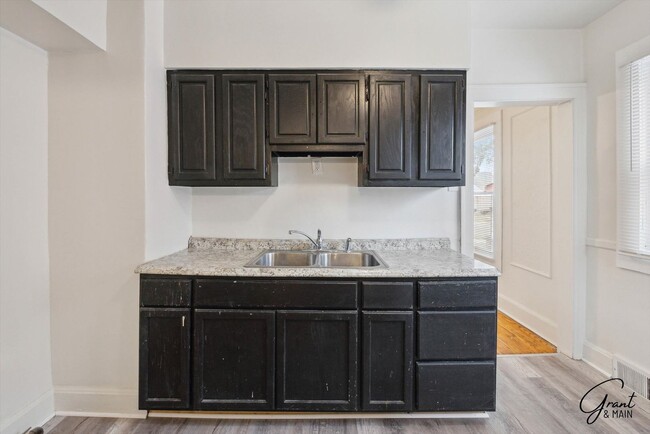 Building Photo - 3 bedroom $1450