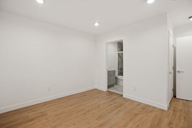 Building Photo - 4232 Rosewood Ave