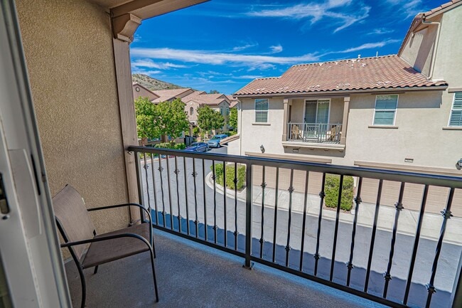 Building Photo - 3 Bedroom Townhome for Rent in Valencia!