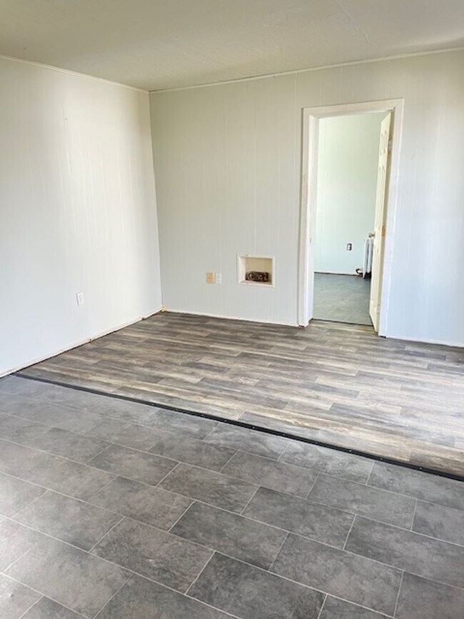 Building Photo - 2-Bedroom, 1-Bathroom Apartment in Converted Quadplex