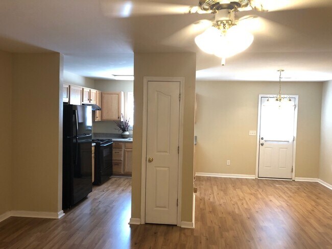 Building Photo - Newly remodeled Townhouse in Douglas Count...