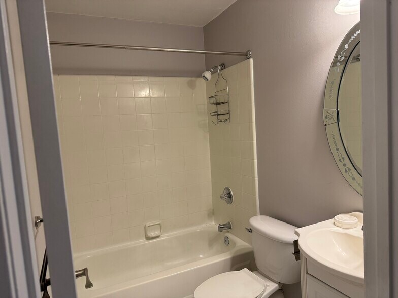 Building Photo - 2916 Davison Ave