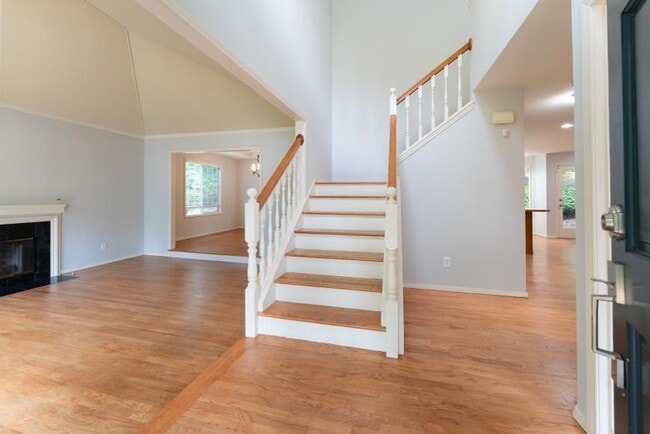 Building Photo - 3 bedroom in Bellevue WA 98007