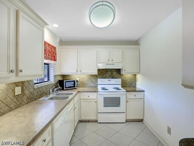 Building Photo - 4912 Tamiami Trl E