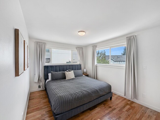 Building Photo - Discover Your Dream Home in a Quiet Seattle Oasis!