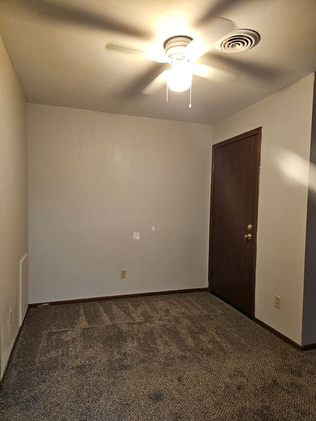 Building Photo - One Bedroom Apartment Downtown