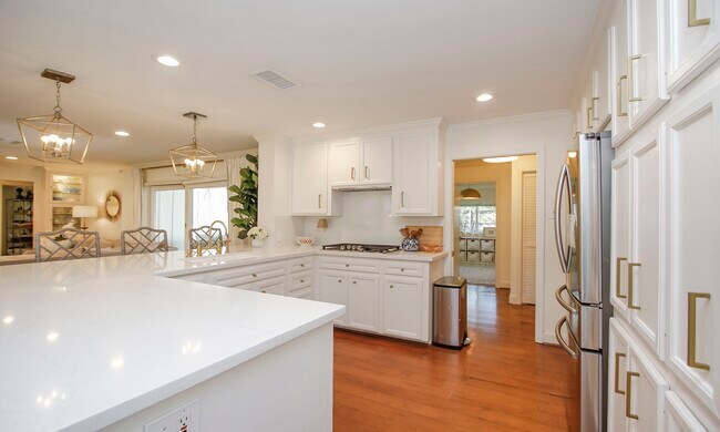 Building Photo - 827 St George Ln