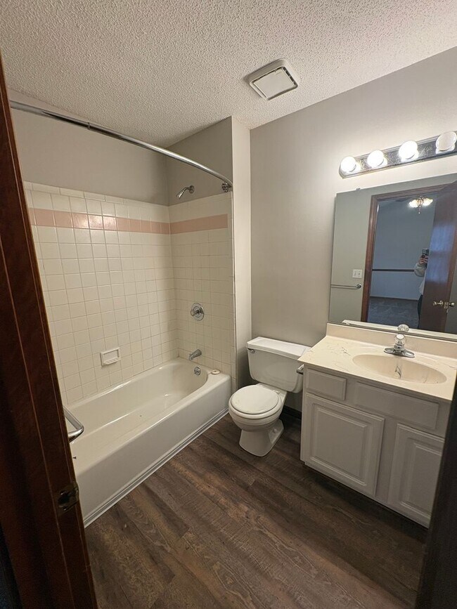 Building Photo - 4 bedroom in Liberty MO!! Brand New Flooring!