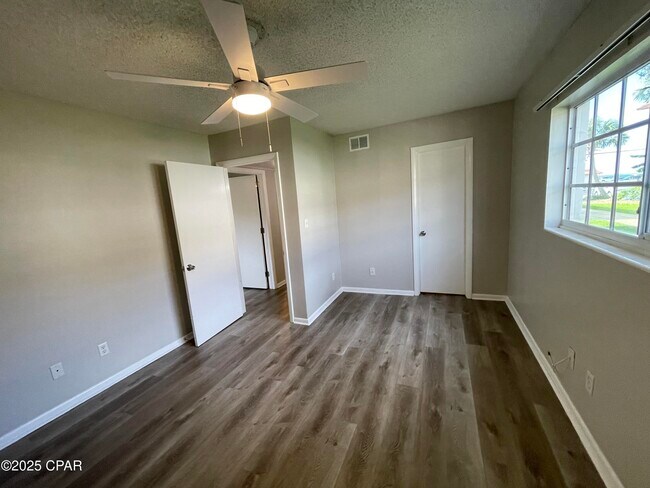 Building Photo - 2100 W Beach Dr