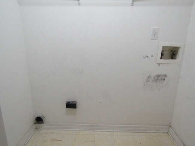 Building Photo - Northeast Pensacola 2BR Patio Home Near UWF & I-10 with Screened Porch, Privacy-Fenced Backyard.