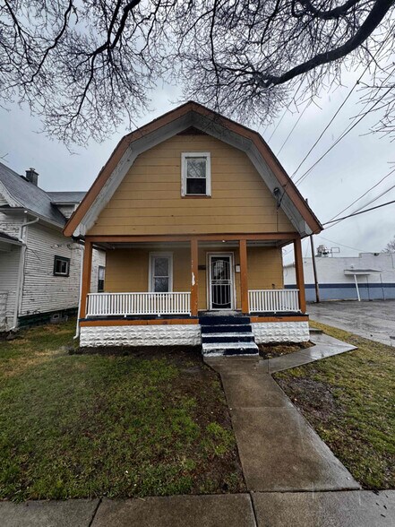 Primary Photo - 1213 Montrose Ave