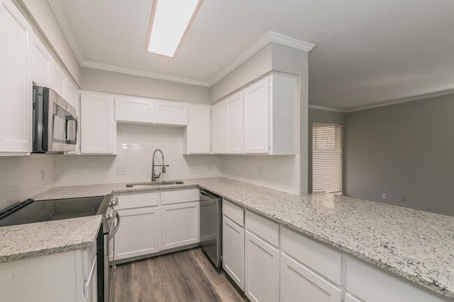 Building Photo - FULLY REMODELED 2 bedroom, 2 Bath in MONTI...