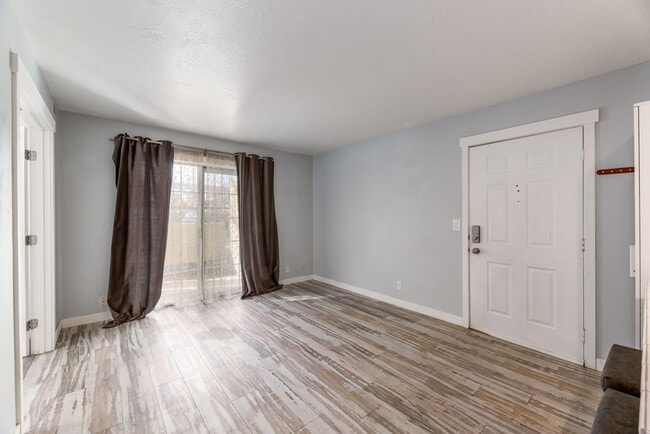 Building Photo - Updated Condo In Excellent Location!