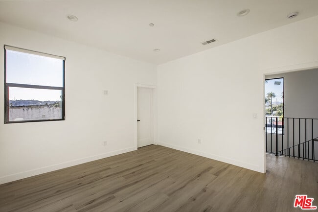 Building Photo - 2651 Vineyard Ave