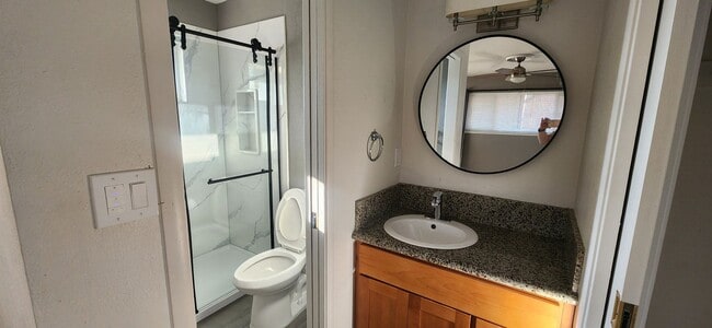 Building Photo - Beautiful 3 Bedroom 2 Bathroom Duplex in Desirable Greenhaven/Pocket Neighborhood