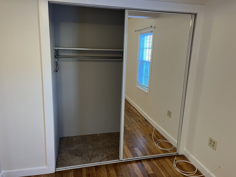 Building Photo - 15 Locust St