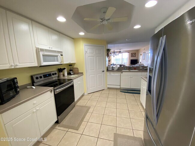 Building Photo - 8951 Lake Dr