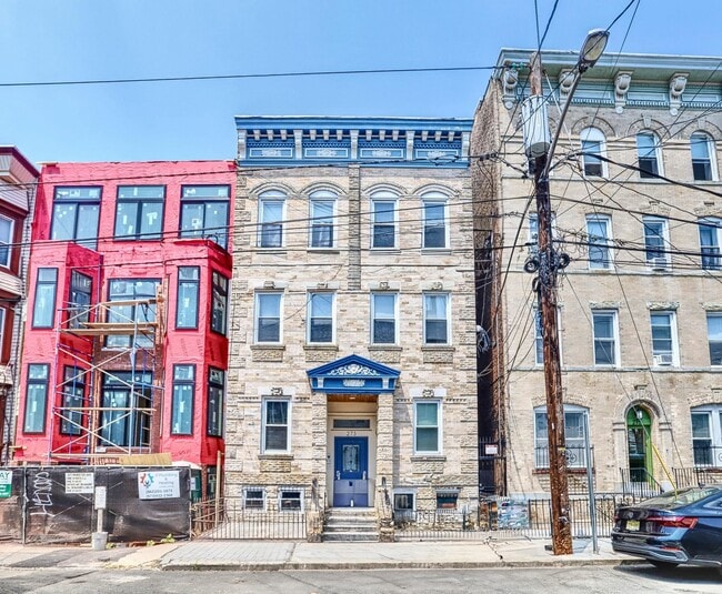 Building Photo - 273 Webster Ave