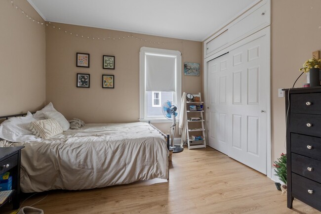 Building Photo - HUGE THREE BED IN SOMERVILLE!!!!!!!!