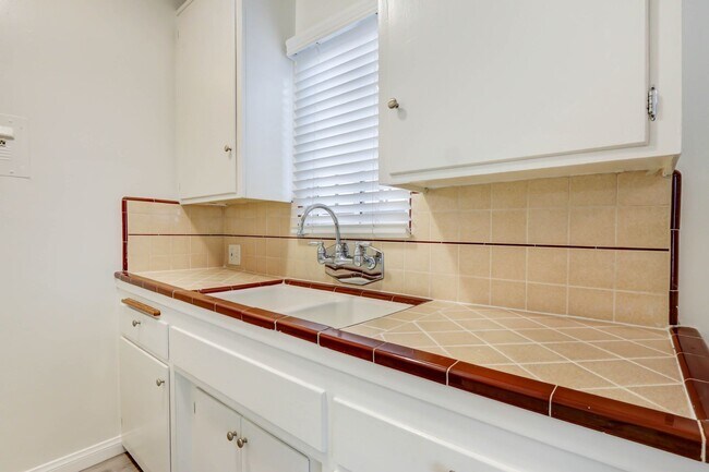 Building Photo - 422 Hill St in Santa  Monica - 4 blocks to...