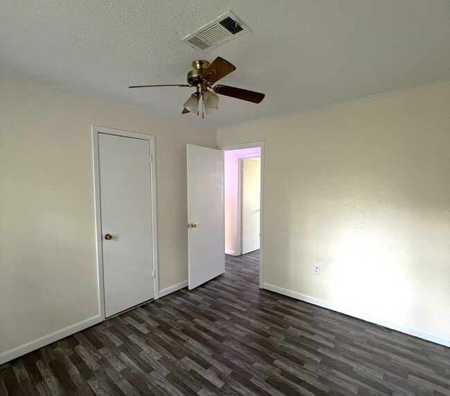 Building Photo - 1043 Westwood Dr