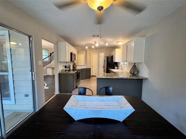 Building Photo - 5 Spurwood Ct