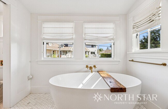 Building Photo - Charming Broadmoor Historic Farmhouse on a...