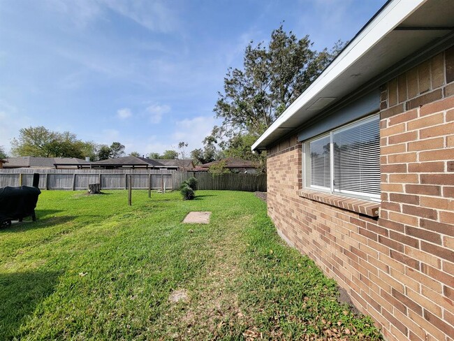 Building Photo - 12718 Sandhurst Dr