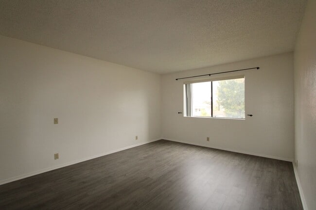 Building Photo - Upstairs 2-Bedroom Condo in South Redlands!