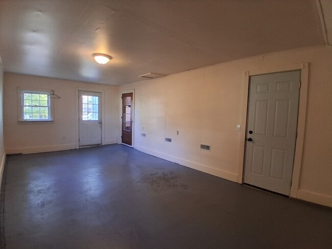 Building Photo - 108 N Webster St