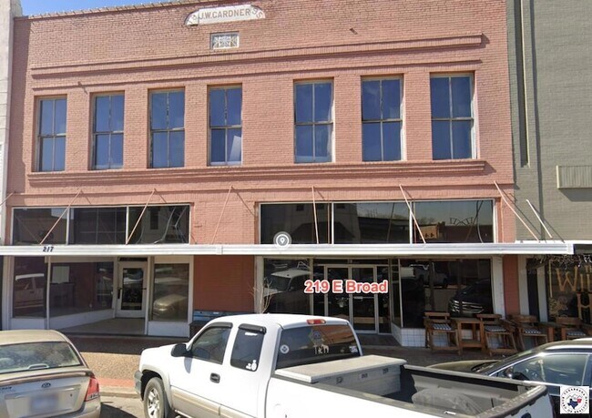 Building Photo - 219 E Broad St