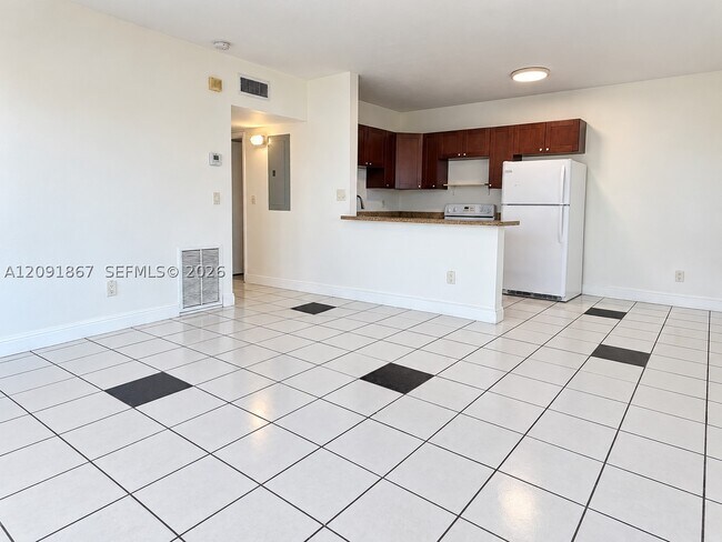 Building Photo - 1525 NE 154th St