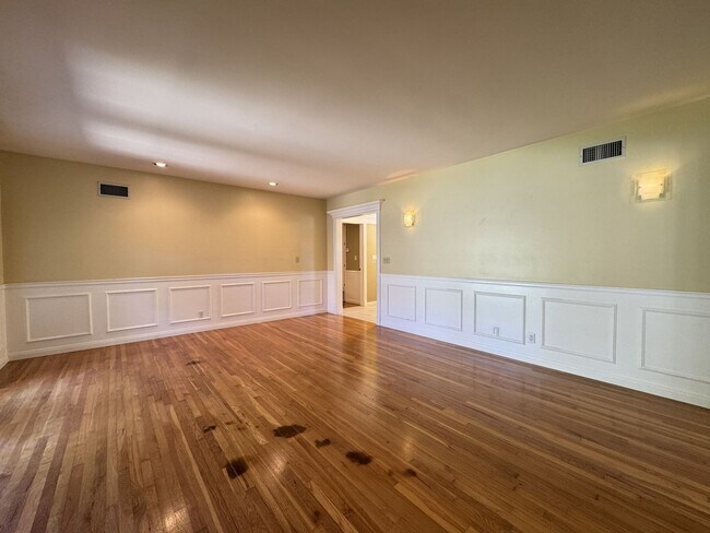 Building Photo - 1232 Longview Dr