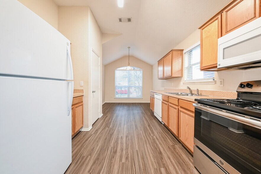 Building Photo - 1011 Caliente Dr