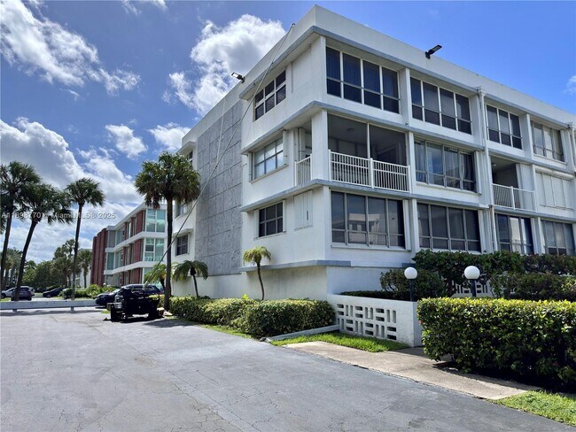 Building Photo - 10230 Collins Ave