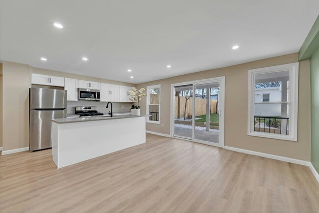 Building Photo - 171 Van Horne St